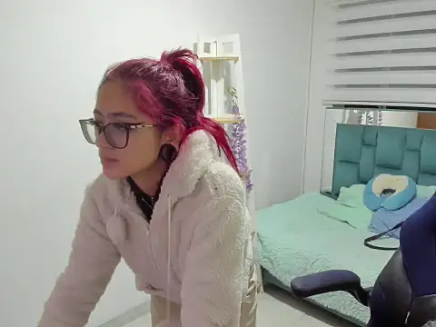 Snapshot of Sara_Red_X chatting on 04/10/26, 03:24 Sara Red X online show from 04/10/26, 03:24