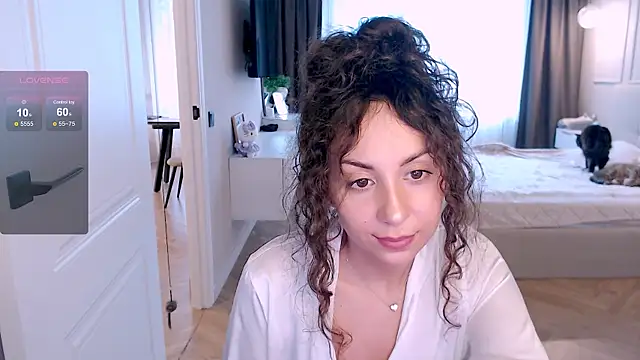 Snapshot of curly_jade_ chatting on 06/24/26, 04:05 curly jade online show from 06/24/26, 04:05