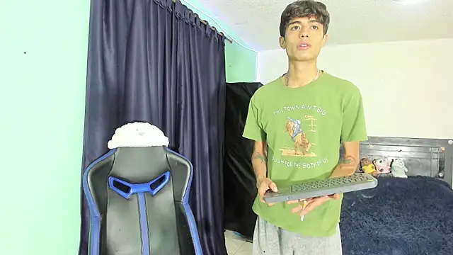 TYLERhHOT2005 online show from 04/04/26, 11:11