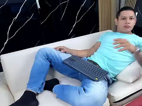 Snapshot of HenrryDouglas chatting on 04/07/26, 11:56 HenrryDouglas online show from 04/07/26, 11:56