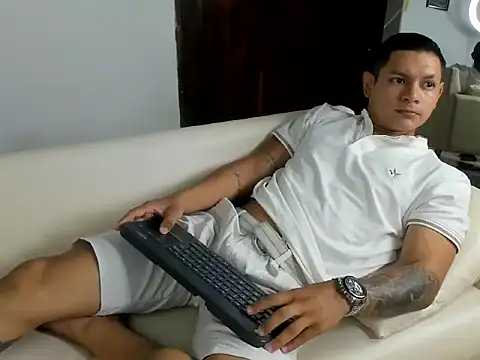 Snapshot of HenrryDouglas chatting on 04/03/26, 05:52 HenrryDouglas online show from 04/03/26, 05:52