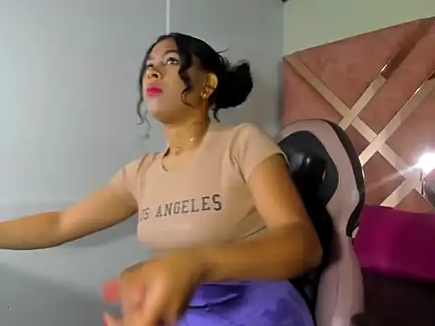 Snapshot of Laila_65 chatting on 04/08/26, 12:28 Laila 65 online show from 04/08/26, 12:28