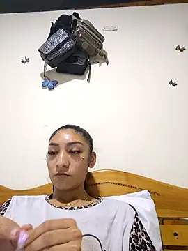 Snapshot of yvonne_1998 chatting on 04/10/26, 02:13 yvonne 1998 online show from 04/10/26, 02:13