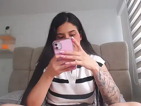 Snapshot of SofiaBanks_ chatting on 04/05/26, 10:05 SofiaBanks online show from 04/05/26, 10:05