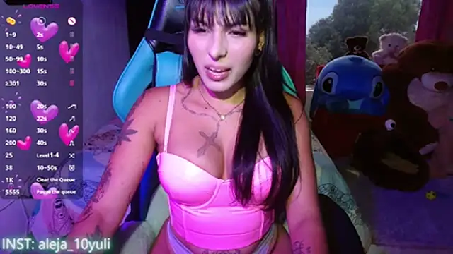 Snapshot of aleja_1028 chatting on 06/06/26, 10:59 aleja 1028 online show from 06/06/26, 10:59