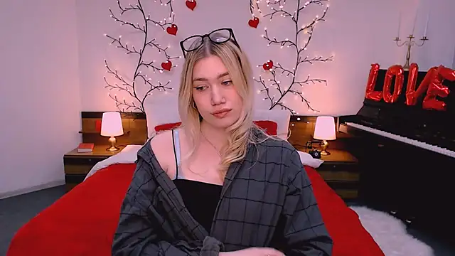 Snapshot of blonde_angell chatting on 04/03/26, 02:45 blonde angell online show from 04/03/26, 02:45