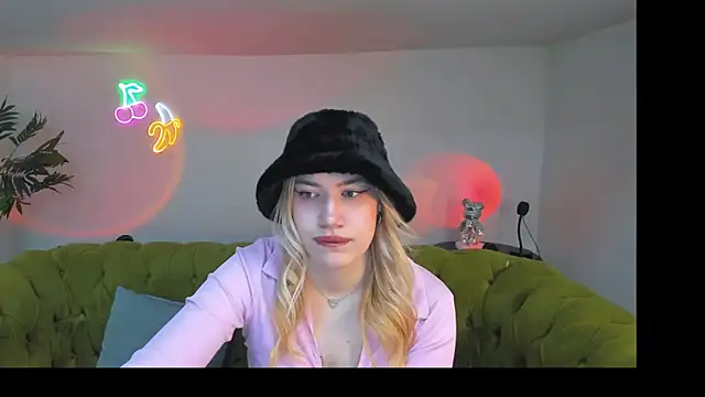 Snapshot of blonde_angell chatting on 04/14/26, 01:16 blonde angell online show from 04/14/26, 01:16