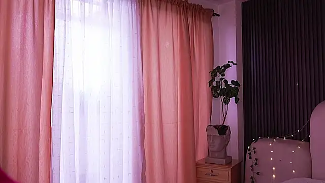 LilithLuxor  online show from 04/16/26, 03:02