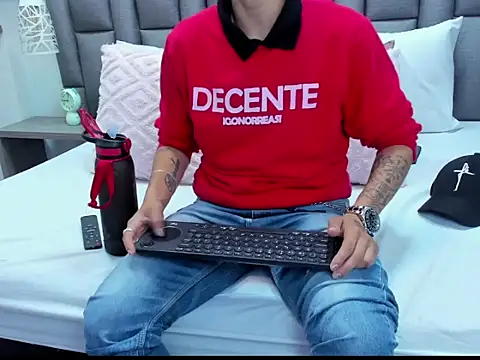 Snapshot of ZoeGrey chatting on 04/13/26, 12:31 ZoeGrey online show from 04/13/26, 12:31