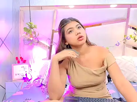 Snapshot of WinnieClarke chatting on 04/01/26, 12:06 WinnieClarke online show from 04/01/26, 12:06