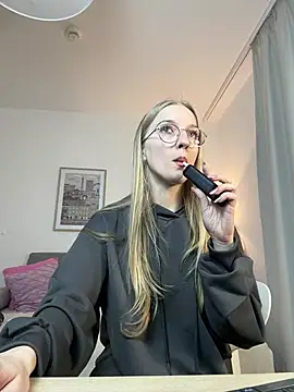 Snapshot of EvaEvis chatting on 04/15/26, 05:35 EvaEvis online show from 04/15/26, 05:35