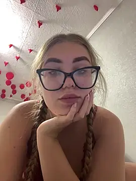 MissAuroraX online show from 05/06/26, 11:53