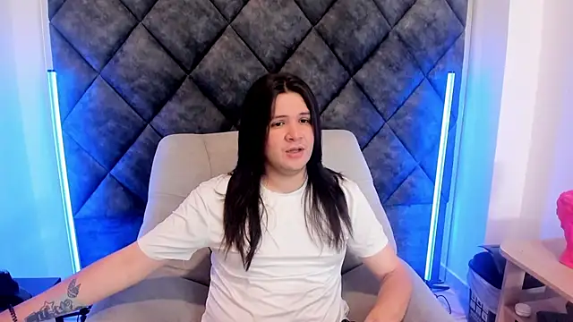 Snapshot of MatthewDavis_ chatting on 04/06/26, 11:33 MatthewDavis online show from 04/06/26, 11:33