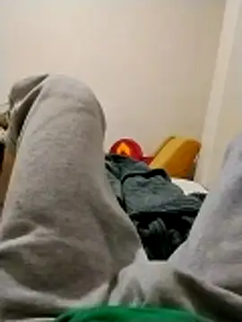 Snapshot of y2561 chatting on 04/04/26, 09:32 y2561 online show from 04/04/26, 09:32