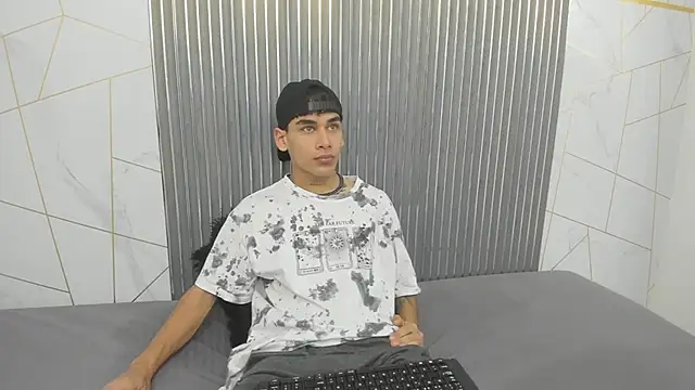 Snapshot of Kitsune_44 chatting on 04/06/26, 07:26 Kitsune 44 online show from 04/06/26, 07:26