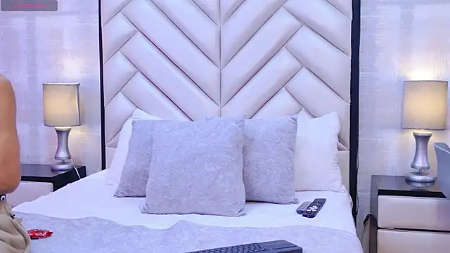 ChloeAndJeanPaul online show from 04/01/26, 03:30