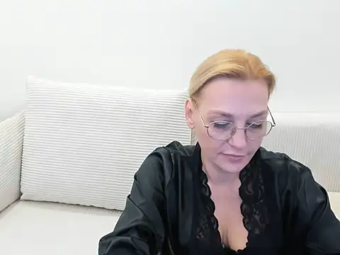 Snapshot of OeigesMik chatting on 04/08/26, 10:50 OeigesMik online show from 04/08/26, 10:50