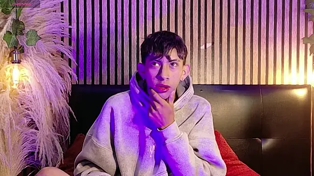 Snapshot of Tommy_Fox chatting on 04/13/26, 12:53 Tommy Fox online show from 04/13/26, 12:53