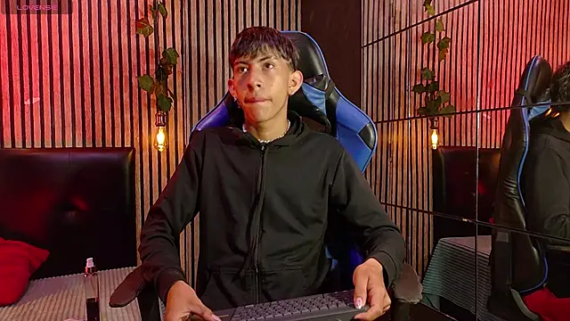 Snapshot of Tommy_Fox chatting on 04/09/26, 01:17 Tommy Fox online show from 04/09/26, 01:17