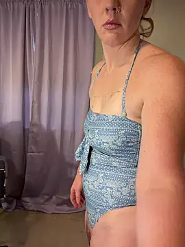 Snapshot of RoxyRedXO12 chatting on 04/14/26, 05:51 RoxyRedXO12 online show from 04/14/26, 05:51