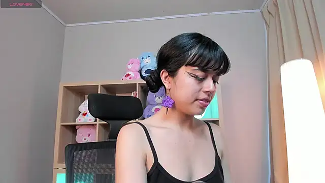 Snapshot of Saphyralux chatting on 05/30/26, 10:37 Saphyralux online show from 05/30/26, 10:37