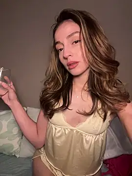 Snapshot of CamilaaLove chatting on 04/16/26, 04:24 CamilaaLove online show from 04/16/26, 04:24