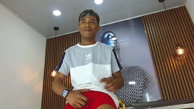 Snapshot of LuckyBluex chatting on 04/11/26, 12:42 LuckyBluex online show from 04/11/26, 12:42