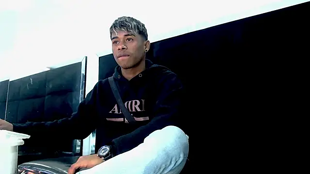 Snapshot of LuckyBluex chatting on 04/06/26, 09:05 LuckyBluex online show from 04/06/26, 09:05