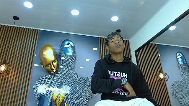 Snapshot of LuckyBluex chatting on 04/10/26, 12:12 LuckyBluex online show from 04/10/26, 12:12