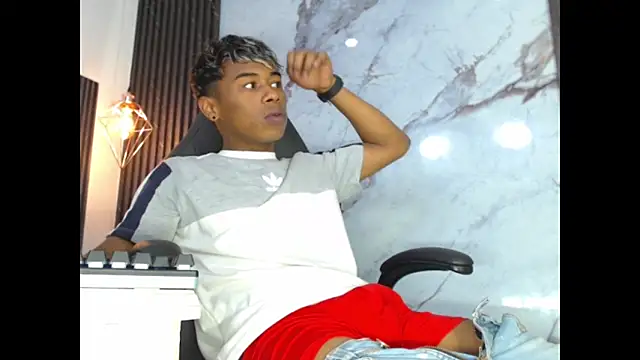 Snapshot of LuckyBluex chatting on 04/14/26, 11:59 LuckyBluex online show from 04/14/26, 11:59