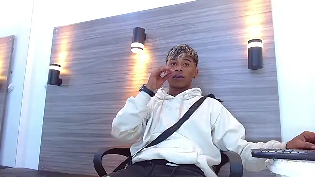 Snapshot of LuckyBluex chatting on 04/02/26, 08:26 LuckyBluex online show from 04/02/26, 08:26