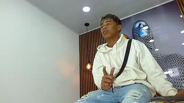 Snapshot of LuckyBluex chatting on 04/13/26, 12:09 LuckyBluex online show from 04/13/26, 12:09