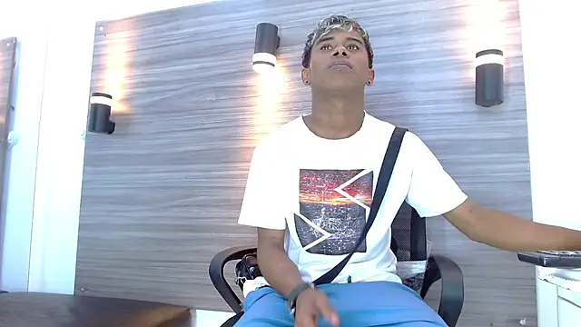 Snapshot of LuckyBluex chatting on 03/28/26, 05:52 LuckyBluex online show from 03/28/26, 05:52