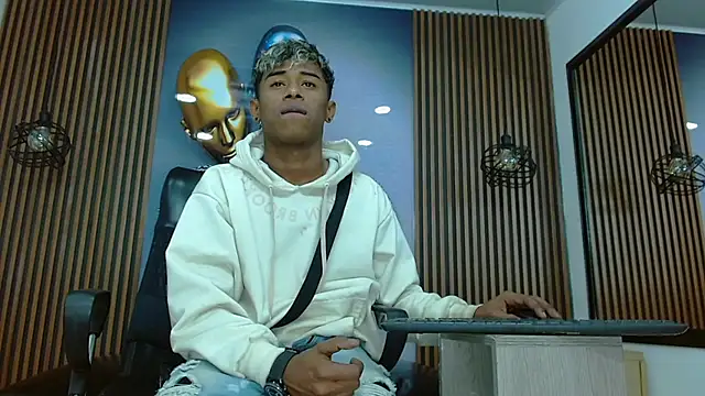 Snapshot of LuckyBluex chatting on 04/09/26, 11:49 LuckyBluex online show from 04/09/26, 11:49