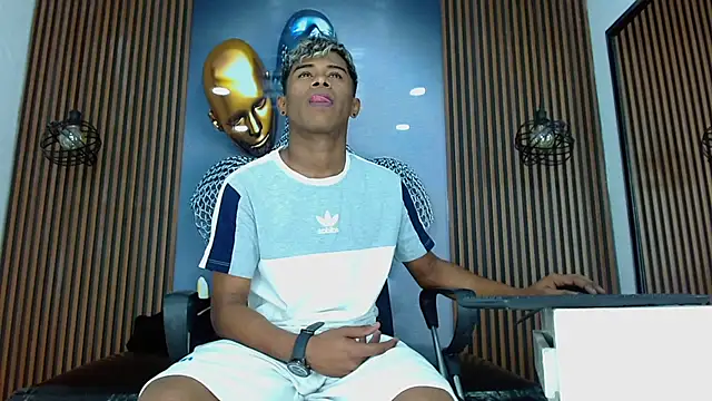 Snapshot of LuckyBluex chatting on 04/08/26, 11:33 LuckyBluex online show from 04/08/26, 11:33