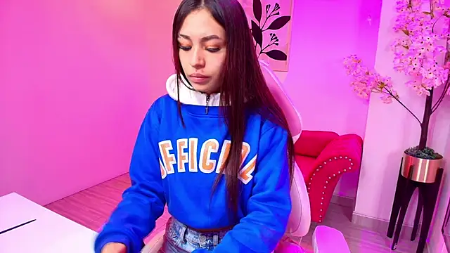 Snapshot of Charlotte_bower chatting on 03/31/26, 11:23 Charlotte bower online show from 03/31/26, 11:23