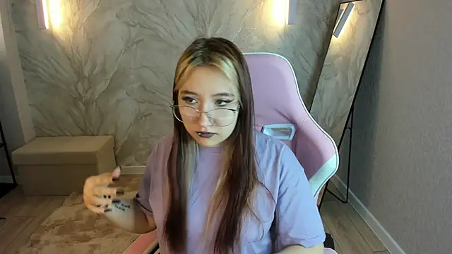 Luna Host online show from 04/18/26, 02:14