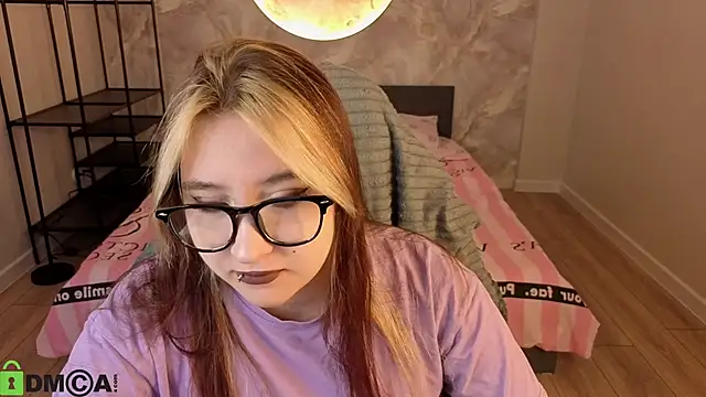 Luna Host online show from 04/07/26, 01:29