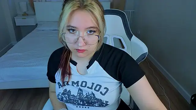 Luna Host online show from 05/09/26, 02:26