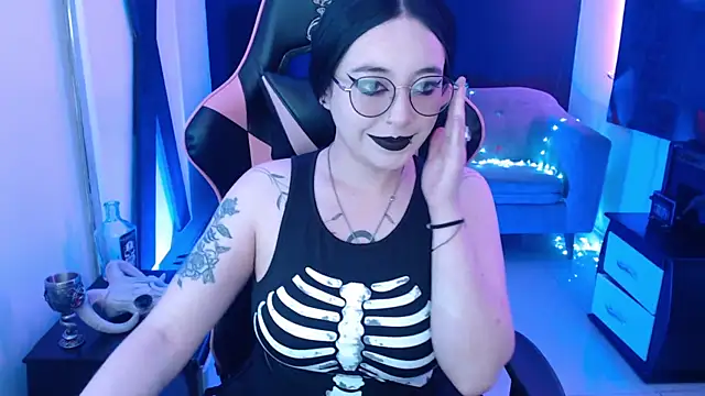 Snapshot of Nyxnocturne chatting on 06/17/26, 01:43 Nyxnocturne online show from 06/17/26, 01:43