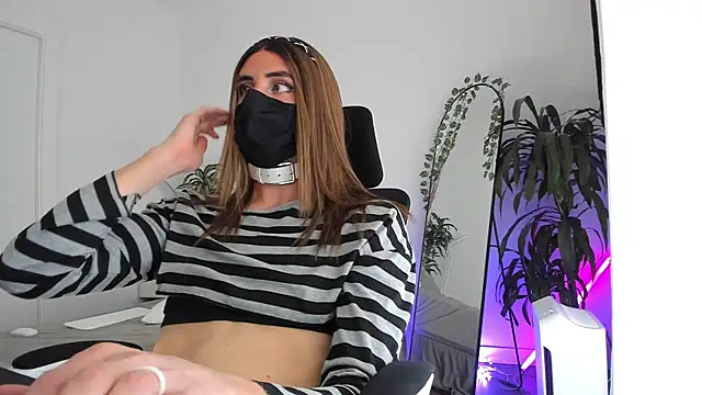 Snapshot of LilyReina chatting on 04/06/26, 06:09 LilyReina online show from 04/06/26, 06:09