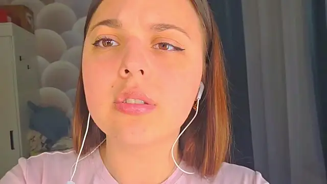 Snapshot of chatting on 04/13/26, 04:55 online show from 04/13/26, 04:55