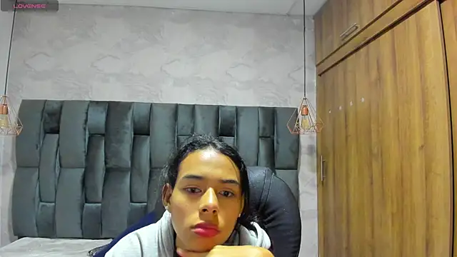 Snapshot of miarivers_1 chatting on 04/08/26, 01:01 miarivers 1 online show from 04/08/26, 01:01