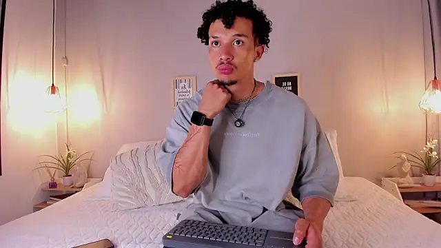 Snapshot of dominik_drake chatting on 06/18/26, 12:21 dominik drake online show from 06/18/26, 12:21