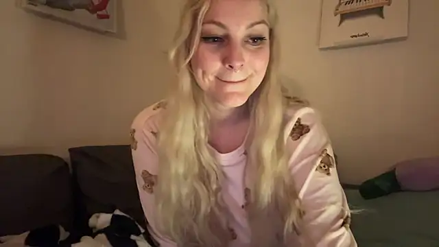 Snapshot of LoveAliceXXX chatting on 04/07/26, 07:04 LoveAliceXXX online show from 04/07/26, 07:04