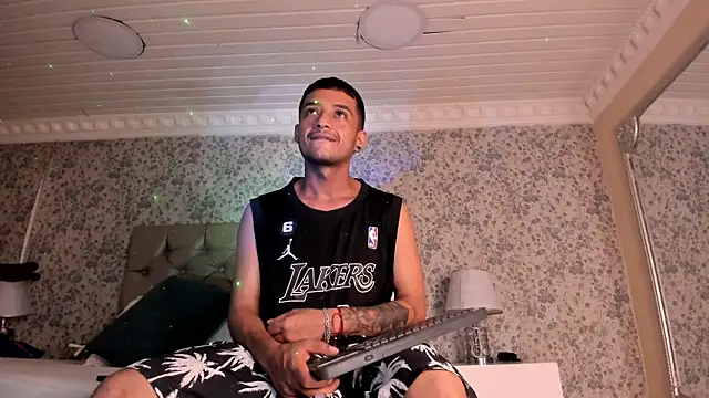 Snapshot of TurnerStar chatting on 04/15/26, 12:32 TurnerStar online show from 04/15/26, 12:32