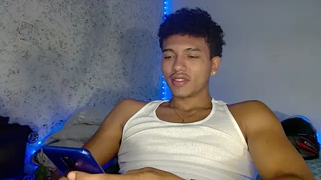 Snapshot of tonydesire_ chatting on 04/17/26, 07:06 tonydesire online show from 04/17/26, 07:06