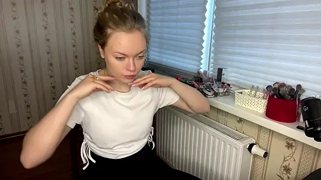 Snapshot of LolaZola chatting on 03/31/26, 11:34 LolaZola online show from 03/31/26, 11:34