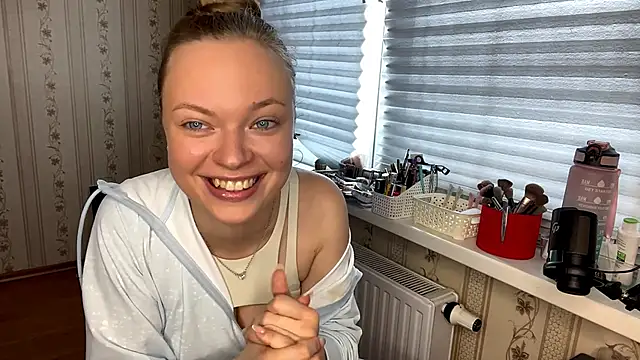 Snapshot of LolaZola chatting on 04/01/26, 11:55 LolaZola online show from 04/01/26, 11:55