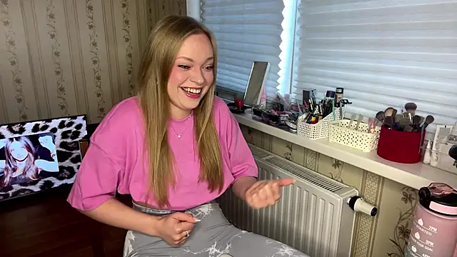 Snapshot of LolaZola chatting on 03/30/26, 11:33 LolaZola online show from 03/30/26, 11:33